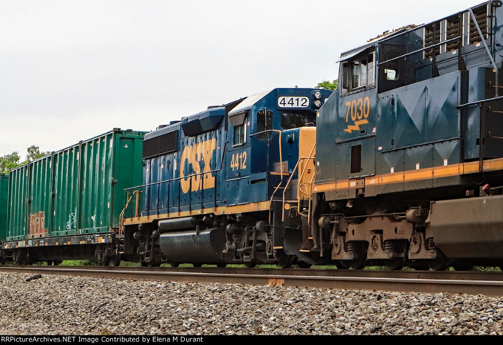 CSX 4412 on M-301